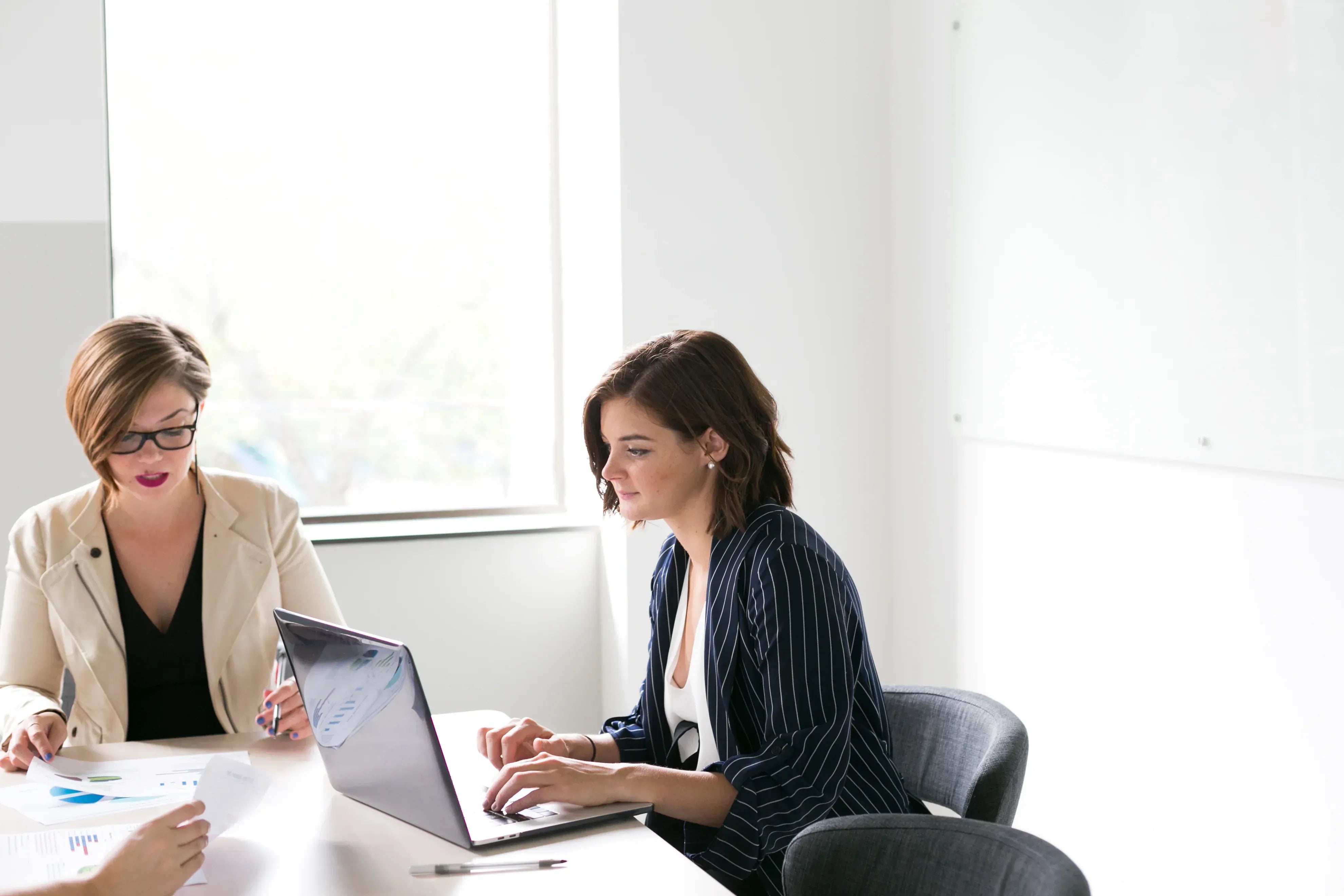 files/imgi_20_women-in-business-meeting.webp